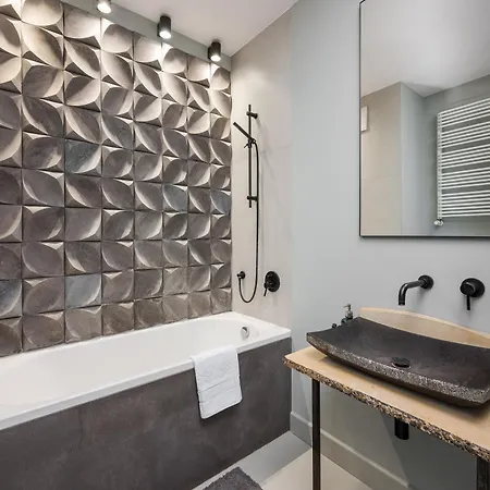 Tolkiena Charming By Bookinghost * Varsovie